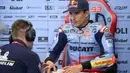 Pembalap Gresini Racing MotoGP asal Spanyol, Marc Marquez menyimak arahan sebelum dimulainya sesi latihan kedua MotoGP Austria di arena balap Red Bull Ring di Spielberg, Austria, 16 Agustus 2024. (Jure Makovec/AFP)