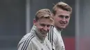 Pemain Ajax Amsterdam, Frenkie de Jong dan Matthijs de Ligt, saat sesi latihan jelang laga semifinal Liga Champions di Stadion Johan Cruyff, Rabu (8/5). Ajax Amsterdam akan berhadapan dengan Tottenham Hotspur. (AP/STR)