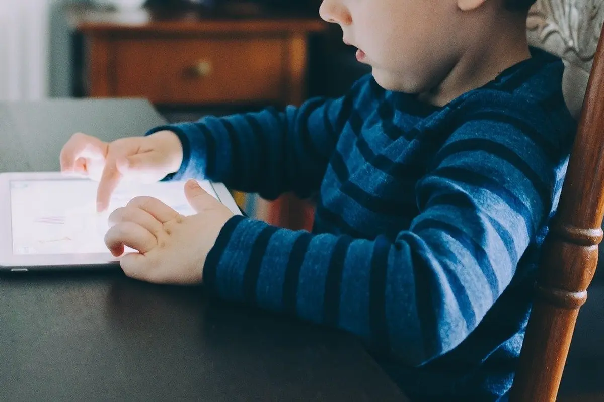 Ilustrasi Anak Main Gadget