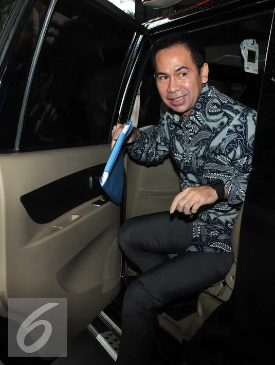 Tubagus Chaeri Wardhana membawa dokumen saat turun dari mobil tahanan, Jakarta, Senin (21/3). Wawan diperiksa sebagai tersangka perkara dugaan korupsi proyek pengadaan alat kesehatan di Provinsi Banten tahun 2011-2013. (Liputan6.com/Helmi Afandi)