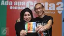 Pasangan musisi Melly Goeslaw dan Anto Hoed berpose bersama album baru 'soundtrack' film "Ada Apa Dengan Cinta 2" pada peluncuran album tersebut di Jakarta, Rabu (20/4). Album tersebut berisi delapan lagu. (Liputan6.com/Herman Zakharia)