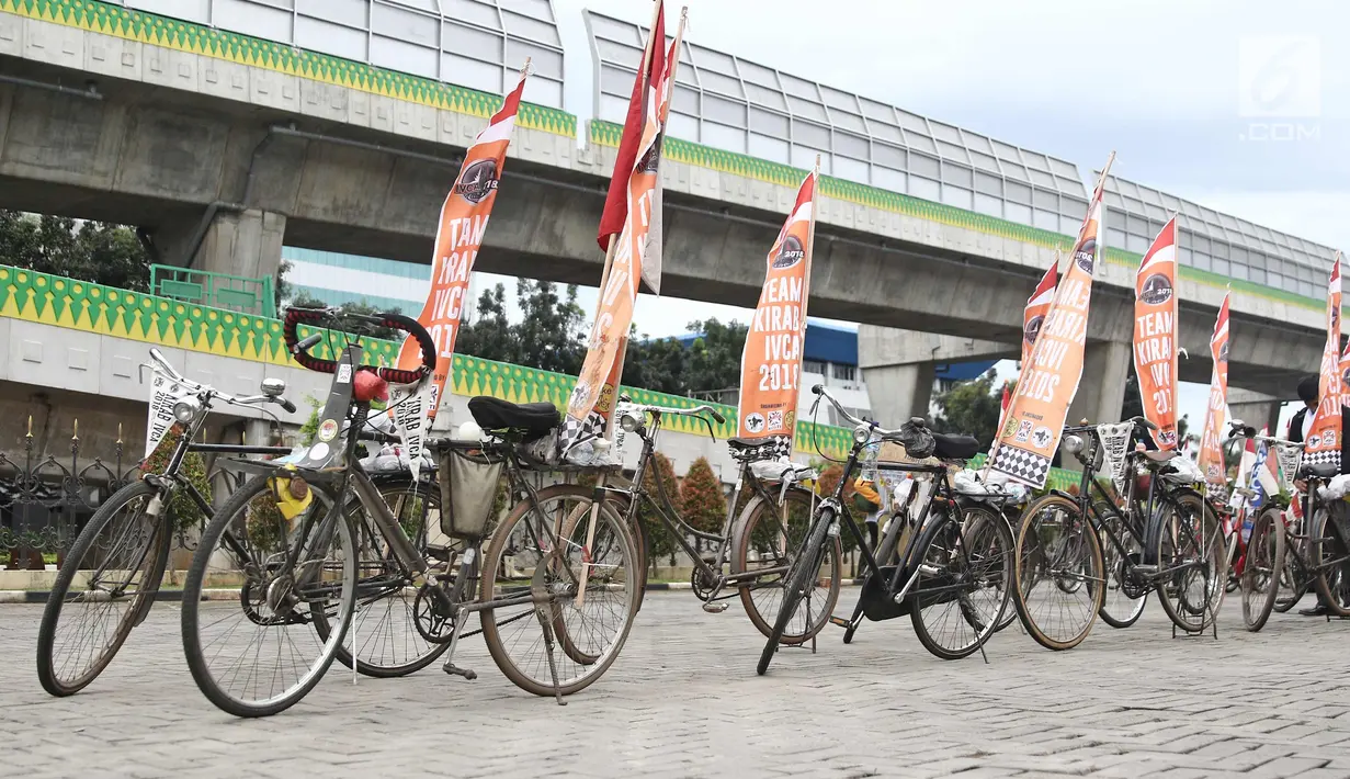 Sepeda onthel saat pelepasan kirab estafet IVCA 2018 di Museum Polri, Jakarta, Minggu (25/3). Kosti melakukan Kirab IVCA 2018 sejauh 1.500 Kilometer dari  pantai Anyer sampai Sanur Bali untuk menghadiri Congress & Rally. (Liputan6.com/Herman Zakharia)