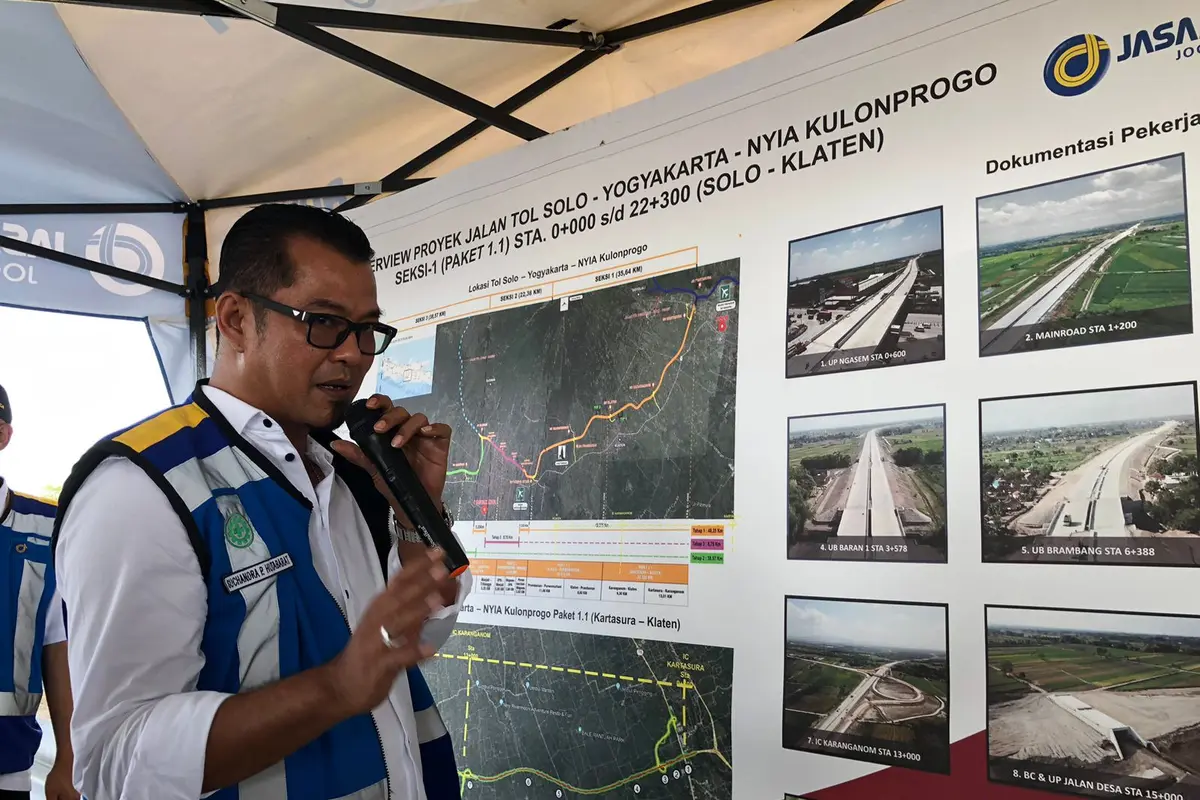 Direktur Utama PT Jasamarga Jogja Solo (JMJ) Suchandra Hutabarat dalam pengecekan Jalan Tol Solo-Yogyakarta-YIA Kulonprogo, di Solo, Rabu (20/12/2023). (Tira/Liputan6.com)