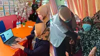 Tim nakes Puskesmas Air Itam Kecamatan Penukal Kabupaten PALI Sumsel menerapkan inovasi digitalisasi ALARM TOSS, yakni pengingat jadwal kontrol, obat dan kunjungan pasien TB dan Skizofrenia (Liputan6.com / Nefri Inge)