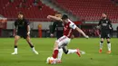 Pemain Arsenal Kieran Tierney (kedua kanan) mencetak gol ke gawang Benfica pada leg kedua babak 32 besar Liga Europa di Stadion Georgios Karaiskakis, Piraeus, Athena, Yunani, Kamis (25/2/2021). Arsenal menang 3-2 dan lolos ke babak 16 besar. (AP Photo/Thanassis Stavrakis)