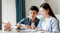 Ilustrasi pasangan muda sedang mengelola keuangan. (Foto: Shutterstock)