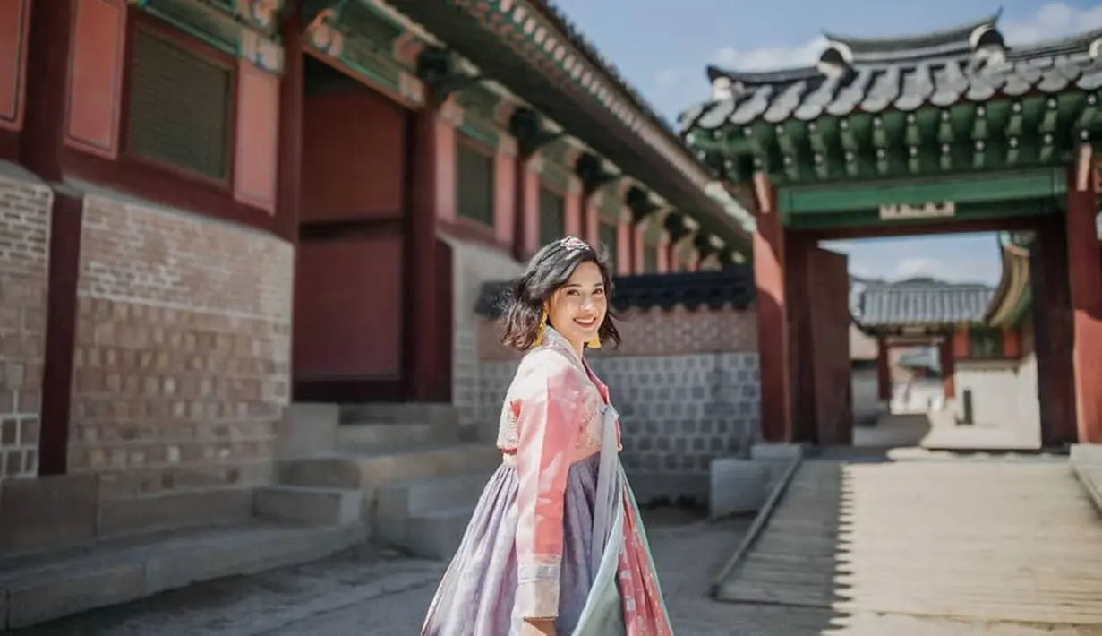 Pulasan lipstik berwarna merah membuat kesan yang fresh terlihat pada penampilan Dian Sastro saat menggunakan Hanbok. Kenakan Hanbok Korea, Dian tampil dengan rambut long bobnya yang ditata natural dengan kesan messy.(Liputan6.com/IG/@therealdisastr)