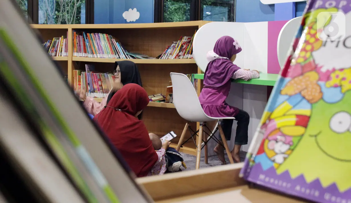 Pengunjung membaca buku di Perpustakaan dan Galeri Kota Bogor, Bogor, Jawab Barat, Senin (26/12/2022). Proyek yang merupakan hasil revitalisasi eks Gedung DPRD Kota Bogor itu baru mencapai 60 persen dan masih akan terus berkembang ke depannya. (Liputan6.com/Magang/Aida Nuralifa)