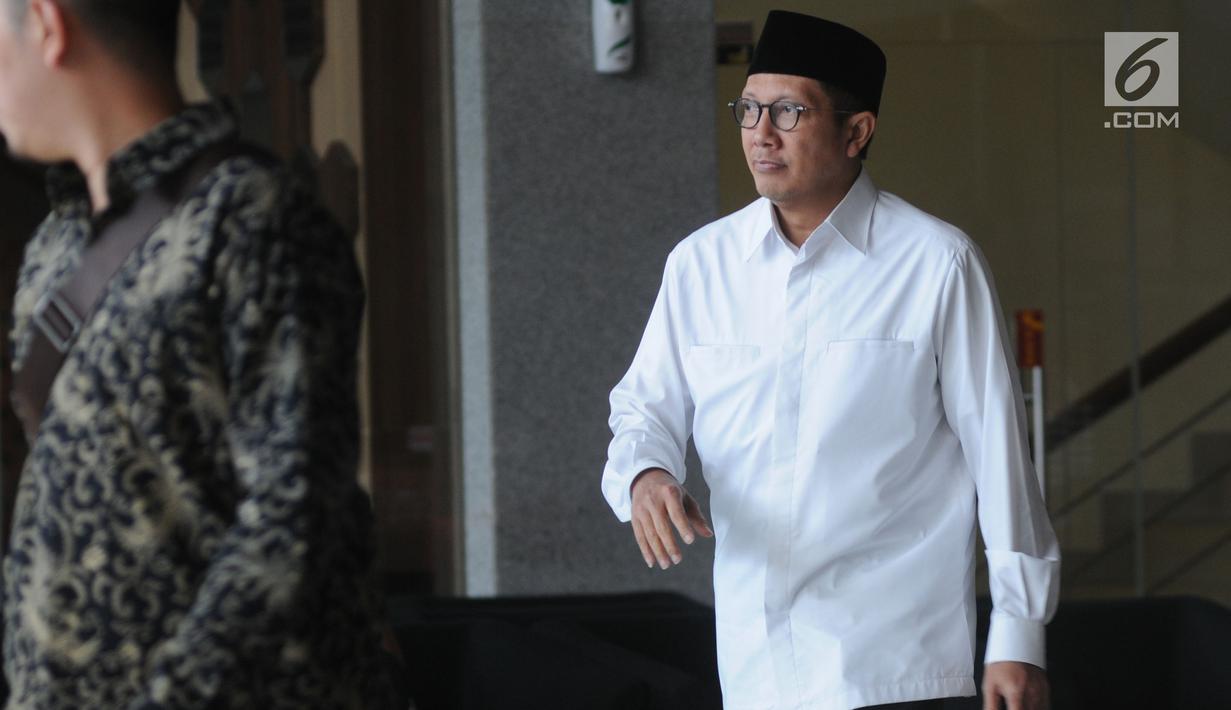 Ekspresi Menteri Agama (Menag) Lukman Hakim Saifuddin (Kemeja Putih) berjalan keluar usai menjalani pemeriksaan di Gedung KPK, Jakarta, Kamis(23/5/2019). Lukman Hakim Saifuddin diperiksa sebagai saksi untuk tersangka Anggota DPR RI nonkatif Muhammad Romahurmuziy. (merdeka.com/Dwi Narwoko)