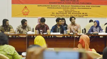 Dr. Nurhayati Ali Assegaf. M.Si (kanan) menjawab pertanyaan dalam Dialog Publik di Gedung Nusantara III DPR RI, Senayan, Jakarta, Kamis (18/12/2014). (Liputan6.com/Andrian M Tunay)