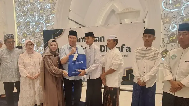 Masjid At Thohir yang berlokasi di Depok, Jawa Barat (Jabar) menyalurkan 3.000 paket sembako kepada masyarakat sekitar dan anak yatim.