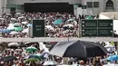 Para jamaah Muslim meninggalkan kompleks Masjidil Haram setelah menunaikan salat di kota suci Mekah pada Minggu 24 Mei 2026, menjelang ibadah haji tahunan. (Zain JAAFAR/AFP)