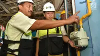 Menteri ESDM Ignasius Jonan dan Dirut PT Perusahaan Gas Negara (PGN) Jobi Triananda Hasjim saat melihat jaringan gas bumi rumah tangga di Kecamatan Prajurit Kulon, Mojokerto, Jawa Timur (13/8). (Liputan6.com/Pool)