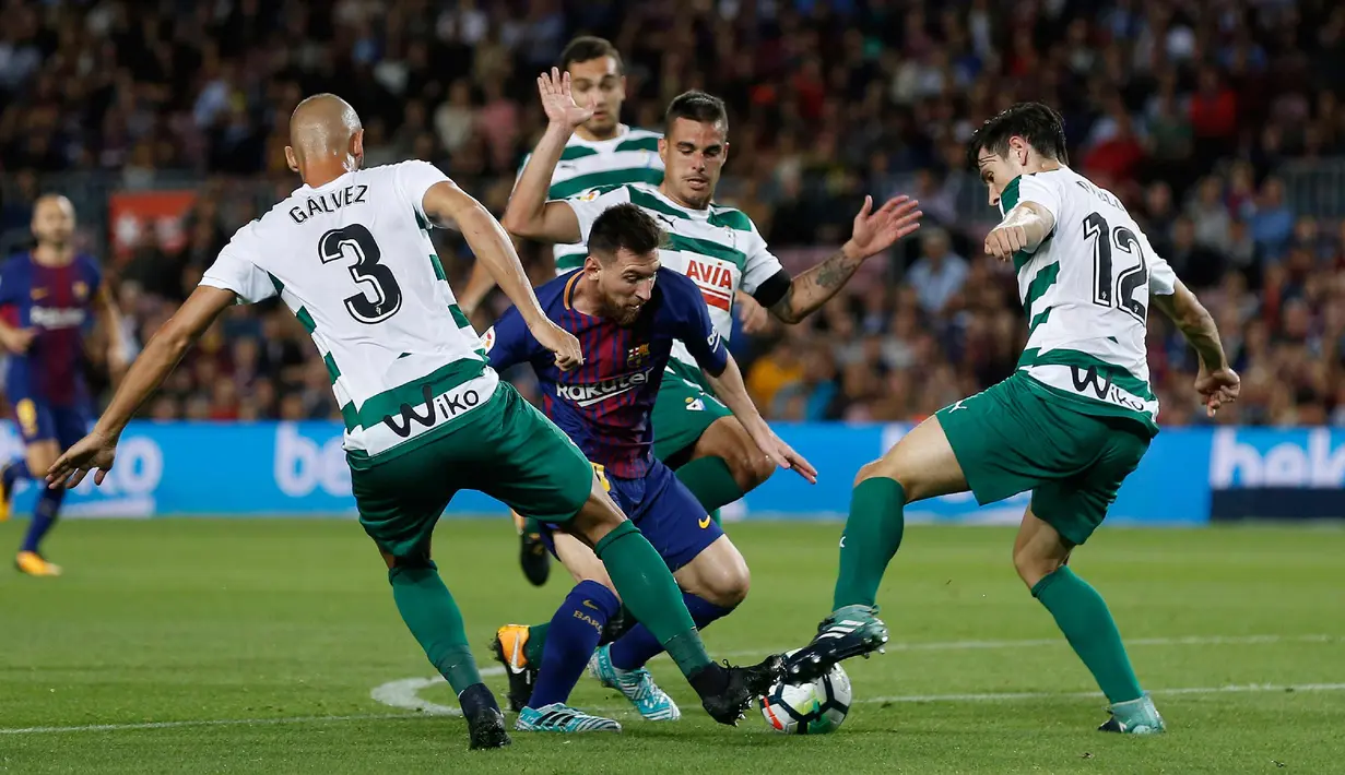 Penyerang Barcelona, Lionel Messi (tengah) berusaha melewati tiga pemain Eibar saat bertanding pada pertandingan La Liga Spanyol di stadion Camp Nou di Barcelona, Spanyol, (19/9). Barcelona menang telak 6-1 atas SD Eibar. (AFP Photo/Pau Barrena)