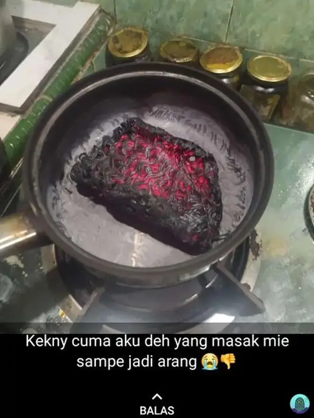10 Momen Netizen saat Masak Makanan Berakhir Gosong, Apes Banget