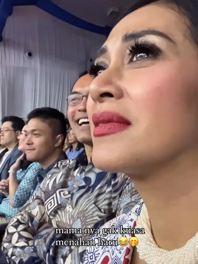 Potret Wisuda Marciano Nicholas Anak Diah Permatasari, Penuh dengan Tangisan Haru