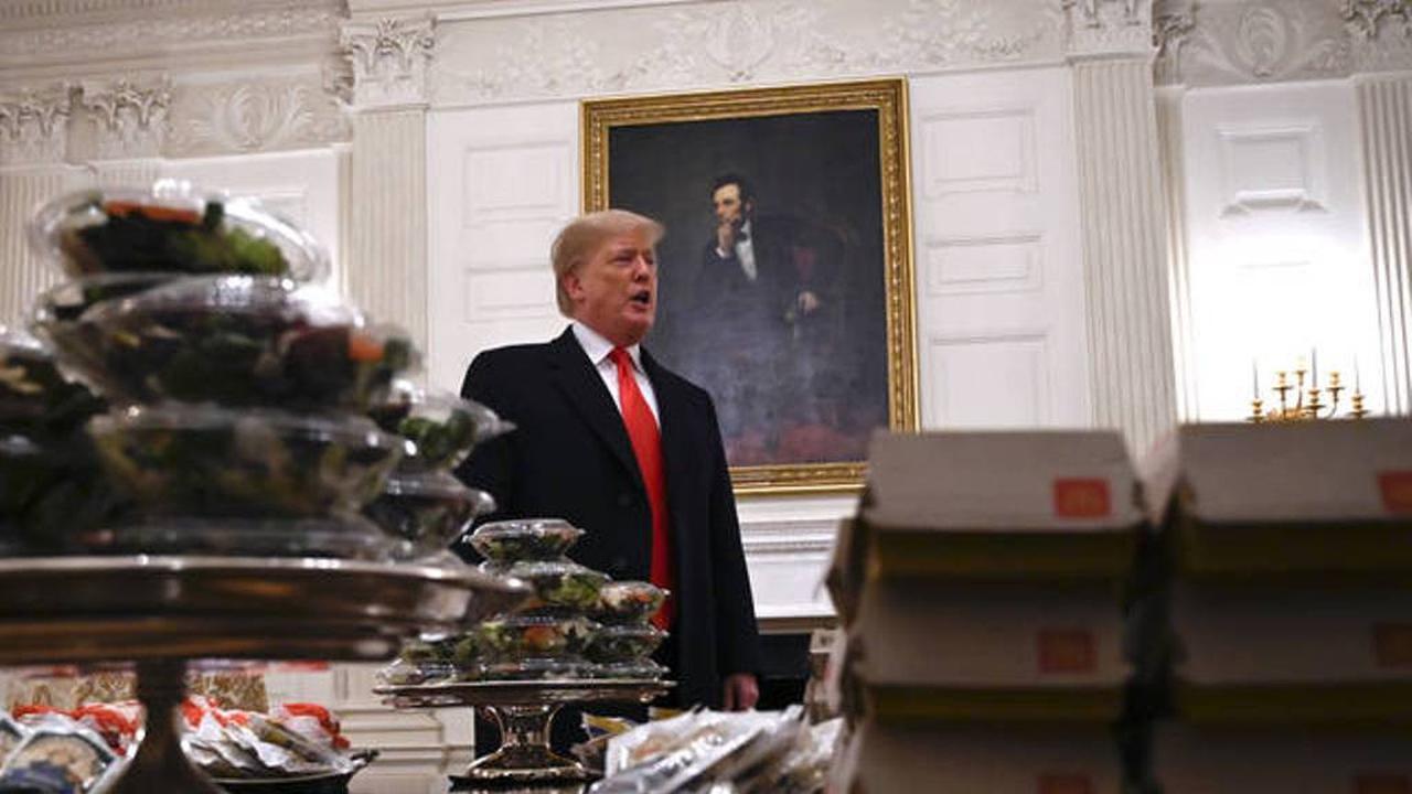 Donald Trump menjamu tim Clemson Tigers dengan makanan cepat saji (AP Photo/Susan Walsh)
