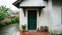 7 Desain Kanopi Kecil di Atas Pintu Belakang, Solusi Cegah Tampias Tanpa Renovasi Besar