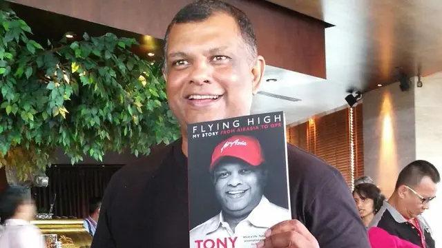 Menjadi miliarder tak lantas membuat bos AirAsia Tony Fernandes selalu berpenampilan perlente. (Sunariyah/Liputan6.com)