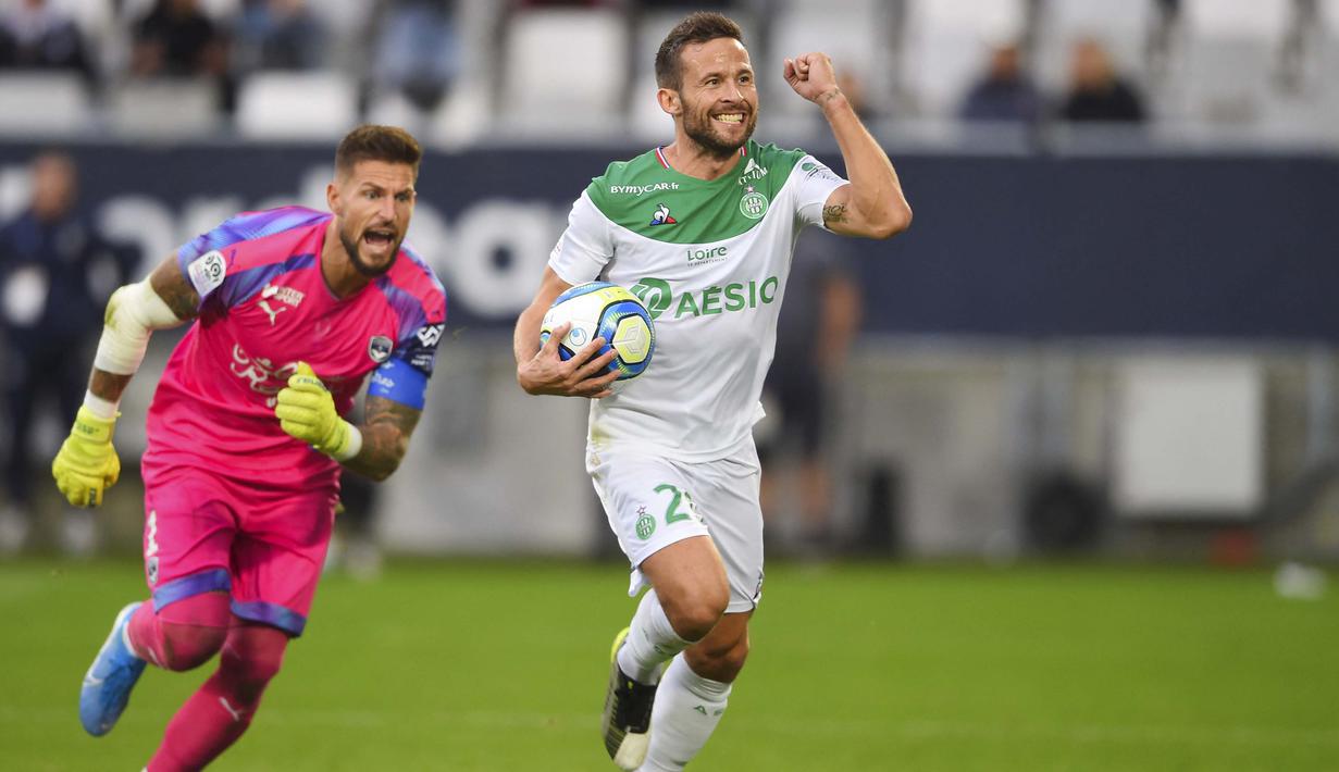 Yohan Cabaye yang merupakan mantan pemain PSG dan baru saja gantung sepatu pada Februari 2021 tersebut ternyata punya darah Vietnam. Cabaye mengklaim ia mendapatkannya dari nenek sang ayah yang merupakan penduduk asli Vietnam. (Foto: AFP/Nicolas Tucat)