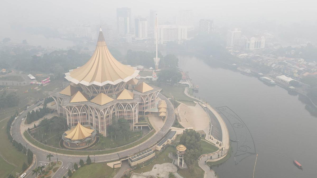 Kota Kuching Diselimuti Kabut Asap Akibat Kebakaran Hutan Indonesia