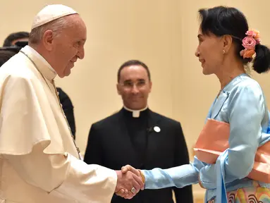 Paus Fransiskus berjabat tangan dengan pemimpin de facto Myanmar, Aung San Suu Kyi saat melakukan pertemuan di Naypyitaw, Selasa (28/11). Pertemuan Paus Fransiskus dengan Suu Kyi merupakan ajang yang paling dinanti (L'Osservatore Romano/Pool photo via AP)