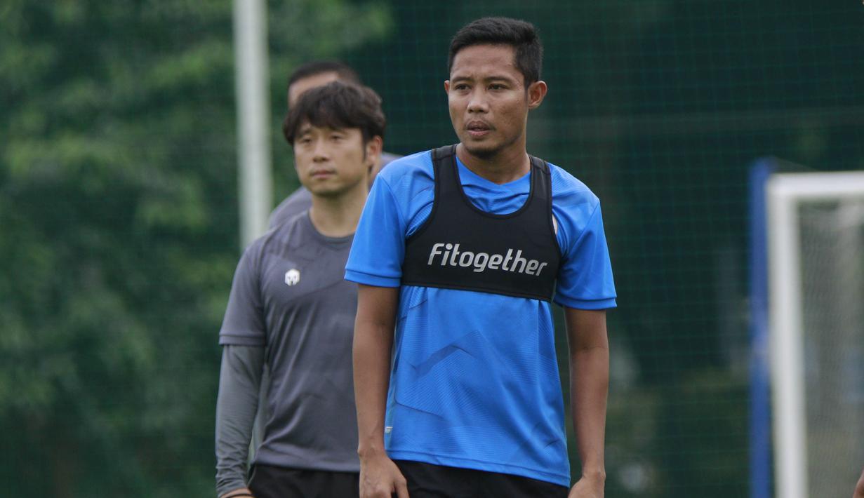 Pemain Timnas Indonesia, Evan Dimas, saat sesi latihan di Lapangan D Senayan, Jakarta, Rabu, (10/2/2021). Latihan tersebut untuk persiapan SEA Games 2021 di Vietnam. (Bola.com/M Iqbal Ichsan)