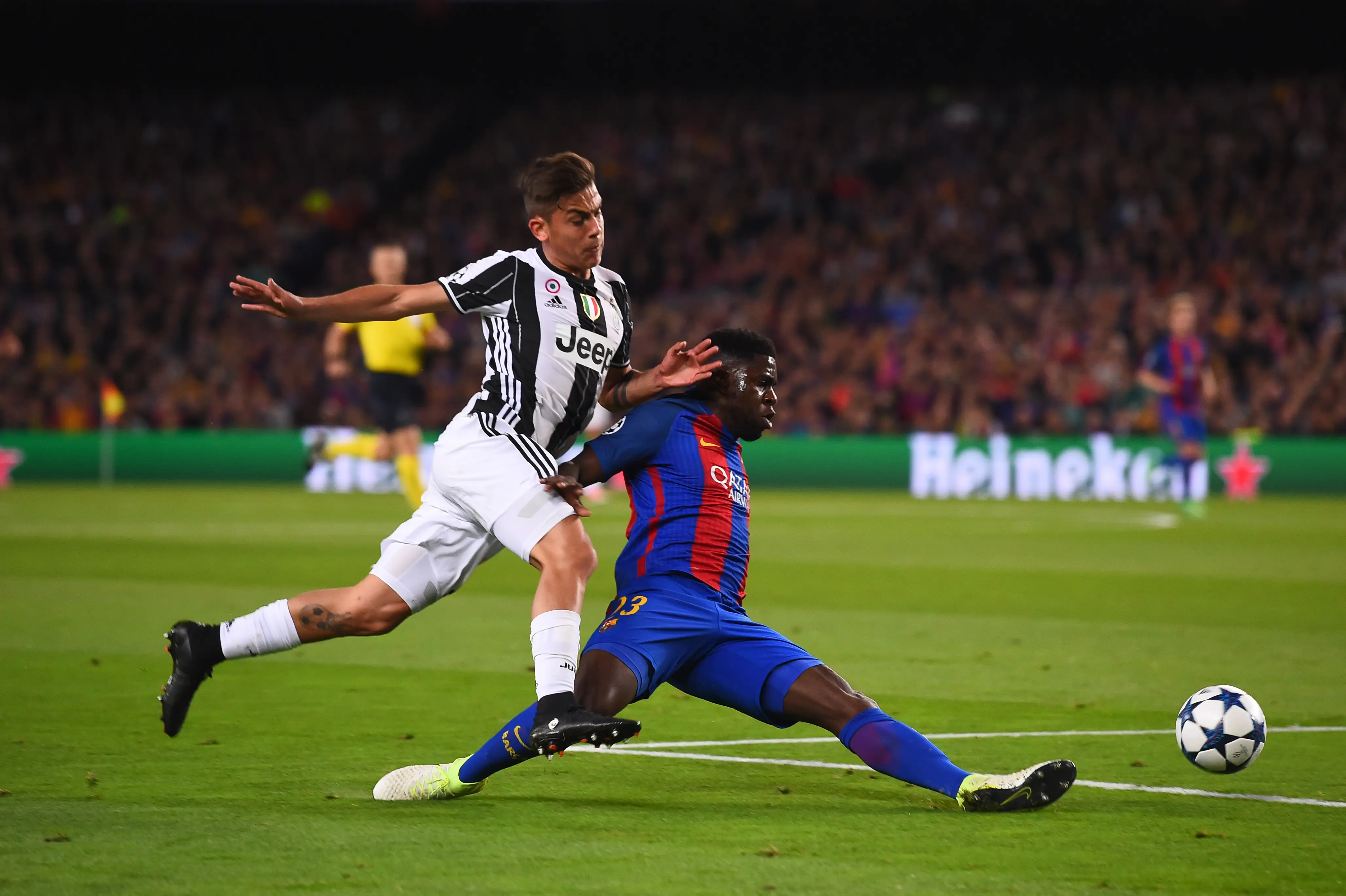 Penyerang Juventus Paulo Dybla saat berusaha melupakan bek Barcelona Samuel Umtiti. (Josep LAGO / AFP)