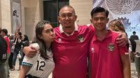 Pratama Arhan mencetak satu gol ke gawang Turkmenistan pada Selasa (12/9) di Stadion Manahan Solo. Usai mencetak gol, Arhan melakukan selebrasi yang tak biasa. Yaitu, memperlihatkan nama istri dan tanggal pernikahannya. [Instagram/andre_rosiade]