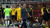 Aksi Jose Mourinho saat mendampingi Manchester United melawan Borussia Dortmund. (AFP)