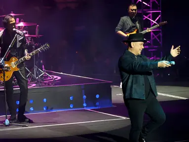 Grup band Padi Reborn saat tampil dalam Konser Dua Delapan yang digelar di Tennis Indoor, Gelora Bung Karno, Senayan, Jakarta, Sabtu (31/1/2026) malam. Grup band legendaris Padi Reborn sukses memukau ribuan penggemar dalam Konser Dua Delapan. (Kapanlagi.com/Budy Santoso)