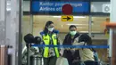 Keluarga penumpang dan kru menunggu informasi di Posko Crisis Center Sriwijaya Air SJ-182, Terminal 2D Bandara Soekarno-Hatta, Tangerang, Banten, Sabtu (9/1/2021). Sriwijaya Air SJ-182 rute Jakarta-Pontianak hilang kontak empat menit usai lepas landas dari Bandara Soetta. (merdeka.com/Imam Buhori)