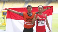 Pelari tuna netra Indonesia, Abdul Halim Dalimunte (kanan), puas dengan raihan medali emas di ASEAN Para Games 2017. (dok. APG Indonesia)