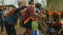 Momen-momen yang diabadikan Azizah dalam foto-foto yang diunggahnya di Instagram, memperlihatkan keakraban dan kehangatan hubungannya dengan anak-anak Papua. Pengalaman bermain dan berinteraksi dengan anak-anak Wamena memberikan Azizah pelajaran berharga tentang kehidupan dan arti kebersamaan. Azizah Salsha ungkap terima kasih karena sudah diajak turut serta dalam aksi sosial ini. (Liputan6.com/IG/@azizahsalsha_)