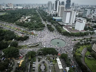 Massa Aksi 31 Maret memenuhi Bundaran Patung Kuda di Jalan Merdeka Barat, Jakarta, Jumat (31/3). Mereka menuntut Presiden Jokowi agar melaksanakan undang-undang dengan mencopot gubernur terdakwa, Basuki Tjahaja Purnama (Ahok).(Liputan6.com/Faizal Fanani)