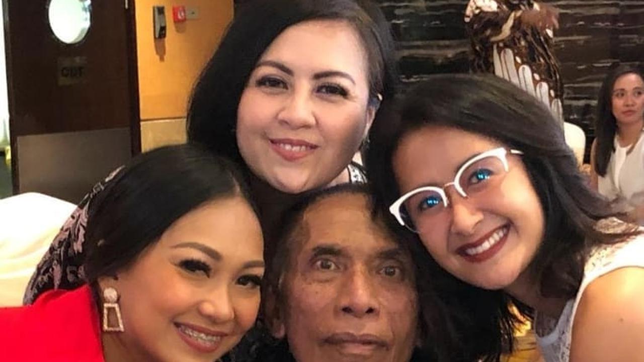 Chris Pattikawa bersama personel Be3. (Foto: Dok. Instagram @widimulia)
