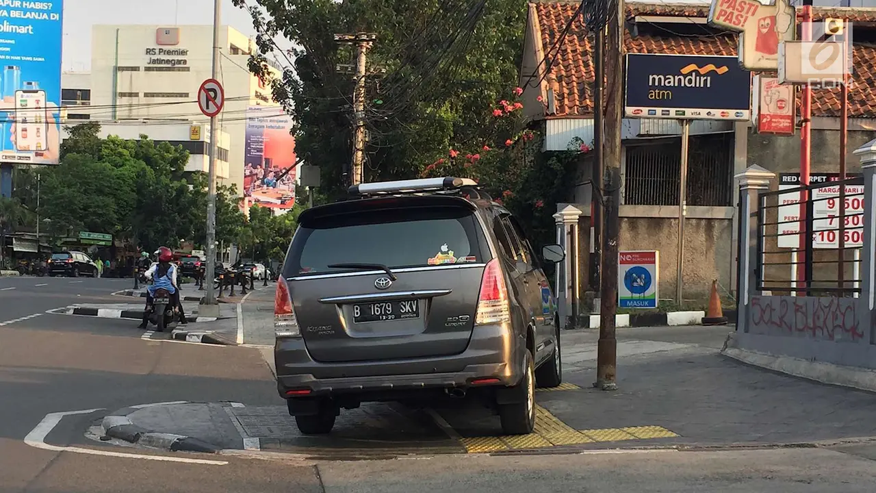 Trotoar Jatinegara Malah jadi Lapak PKL dan Parkir Liar
