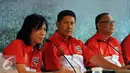 Ketua Pengawas Pertandingan, Abdi Negara (kiri) memberikan keterangan saat jumpa pers di Jakarta, Jumat (6/11/2015). Turnamen akan berlangsung pada 10 November 2015 hingga 24 Januari 2016. (Liputan6.com/Helmi Fithriansyah)