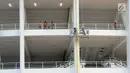 Pekerja melakukan pengerjaan renovasi Stadion Utama Gelora Bung Karno, Jakarta, Selasa (8/8). Hingga saat ini, renovasi telah mencapai sekitar 80% dan ditargetkan rampung pada akhir 2017. (Liputan6.com/Helmi Fithriansyah)