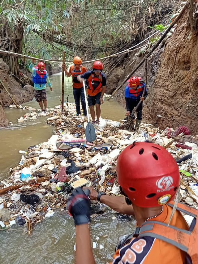 Tim Satuan Tugas Ciliwung menemukan anak Sungai Ciliwung, Sungai Cipakancilan, penuh dengan sampah. (Foto: Sekretaris Tim Satgas Ciliwung Kota Bogor, Een Irawan Saputra)