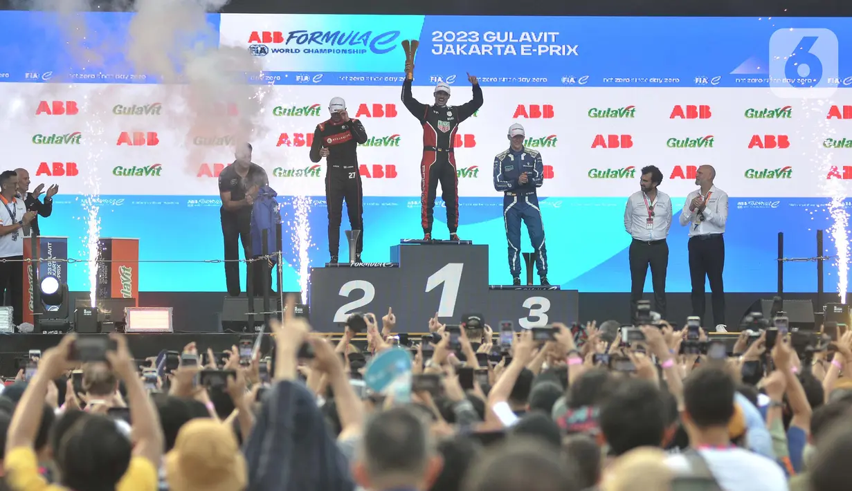 Pembalap Tag Heuer Porsche Formula E Team Pascal Wehrlein mengangkat trofi usai menjuarai ajang seri 10 GulaVit Jakarta E-Prix 2023 di Jakarta International E-Prix Circuit (JIEC), Ancol, Jakarta Utara, Sabtu (3/6/2023). (merdeka.com/Iqbal S. Nugroho)