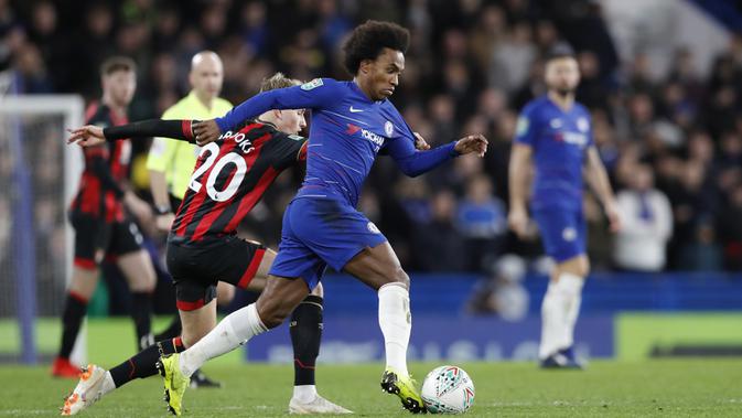 Gelandang Chelsea, Willian, menggiring bola saat melawan Bournemouth pada laga Piala Liga Inggris di Stadion Stamford Bridge, Kamis (20/12). Chelsea menang 1-0 atas Bournemouth. (AP/Alastair Grant)