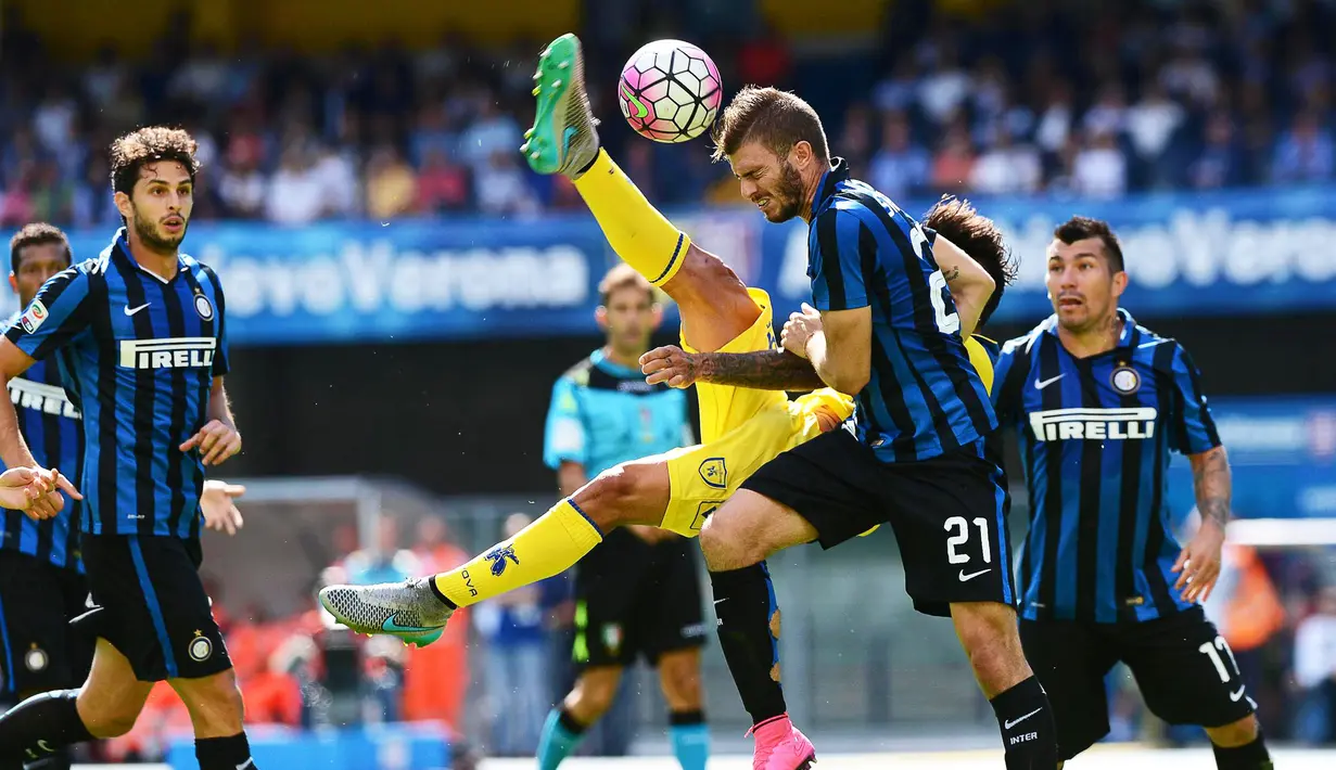 Pemain Chievo, Lucas Castro melakukan tendangan salto saat dihalau pemain Inter, Davide Santon, dalam lanjutan Serie A Italia di Stadion Marc Antonio Bentegodi, Verona, Minggu (20/9/2015). (EPA/Filippo Venezia)