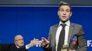 Pelawak Inggris, Simon Brodkin atau yang dikenal dengan nama panggungnya Lee Nelson menginterupsi konferensi pers di kantor FIFA di Zurich., Swiss. (20/7/2015). (AFP PHOTO/FABRICE COFFRINI)