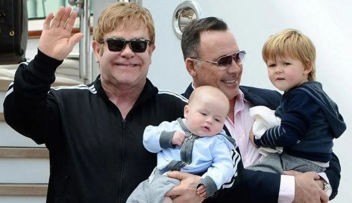 Elton John dan suaminya, David Furnish, miliki dua anak dari rahim ibu pengganti yang sama. (Ranker)
