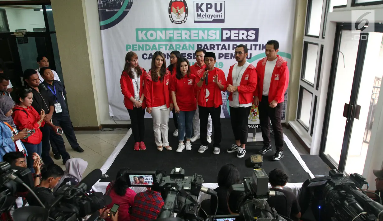 Ketua Umum Partai Solidaritas Indonesia (PSI) Grace Natalie bersama para kader memberikan keterangan kepada awak media saat mendaftarkan PSI sebagai peserta pemilu 2019 ke Komisi Pemilihan Umum (KPU), Jakarta, Selasa (10/10). (Liputan6.com/Johan Tallo)