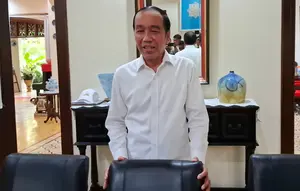 Presiden ke-7 RI Joko Widodo atau Jokowi menanggapi terkait namanya yang dikaitkan dengan dua kapal yang mengangkut Nikel di Raja Ampat.(Liputan6.com/Fajar Abrori)