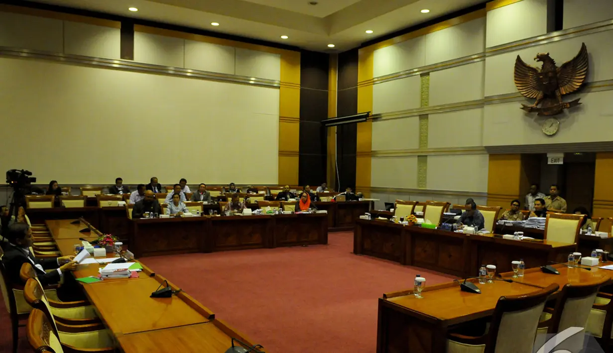 Anggota Komisi III DPR menyimak pemaparan Robby Arya Brata saat uji kelayakan dan kepatutan calon pimpinan KPK di Gedung Parlemen Senayan Jakarta Kamis (4/12/2014). (Liputan6.com/Andrian M Tunay)