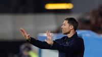Pelatih kepala Real Madrid, Xabi Alonso, memberikan instruksi kepada para pemain di area teknis saat pertandingan Copa del Rey antara Talavera dan Real Madrid di Talavera de la Reina, Spanyol, Kamis, 18 Desember 2025. (AP Photo/M. Berengui)