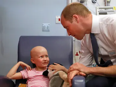 Pangeran William berbincang dengan anak pengidap kanker, Daisy Wood, saat mengunjungi rumah sakit Royal Marsden di London, Selasa (16/5). Dalam kunjungannya, Pangeran William menghibur sejumlah pasien anak pengidap kanker. (Kirsty Wigglesworth /POOL/AFP)